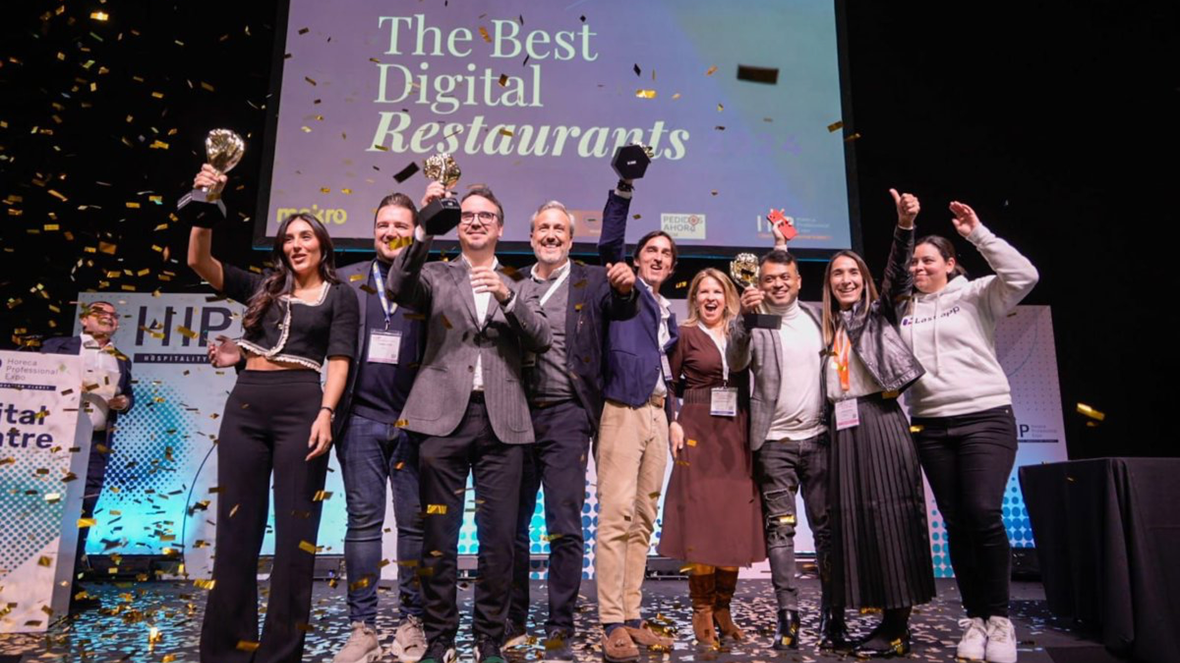 Restaurantes La Mafia — Se sienta a la mesa